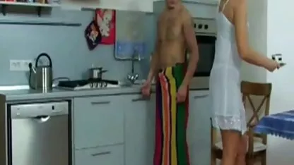 Η ξανθιά γίνεται τραχιά στην κουζίνα. Ρωσικά μαμάδες βίντεο