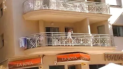 Κορίτσι κρυμμένη κάμερα χωρίς εσώρουχα κινούμενη ταινία για ενήλικες στο μπαλκόνι