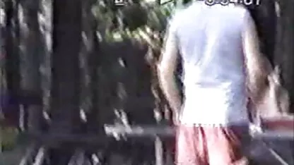 Ιστός στον κήπο με τη γυναίκα