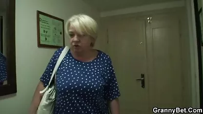 Ο ασιατικός τύπος γέμισε το μουνί μετά από μια μέρα αγορών