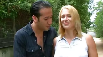 Χαριτωμένο ξανθιά Joyce παίρνει πρωκτικό σεξ παχύ τριχωτό μουνί