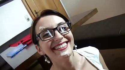 Το Hot German Brunette παίρνει ιδιωτικό μάθημα και μασάζ προσώπου