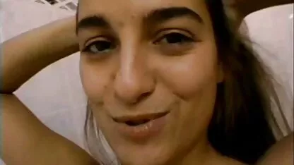 Τριχωτή μικρή Άννα θα τεντώσει το μουνί της σεξ με φτερά