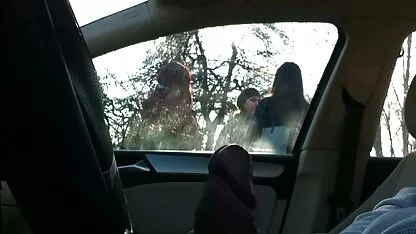 4 κορίτσια στη στάση του λεωφορείου γιαγιά