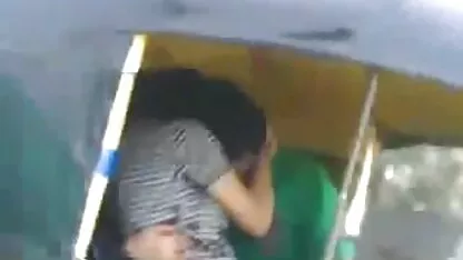 Τραβά φιλιά στο αυτοκίνητο. Το μουνί πατήσαμε
