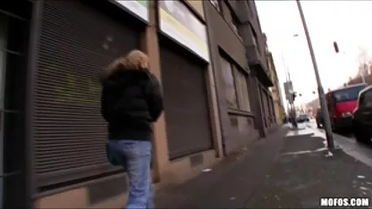 Η κοπέλα συμφωνεί να πάρει μετρητά για σεξ σε δημόσιους κόκορες και μουνί